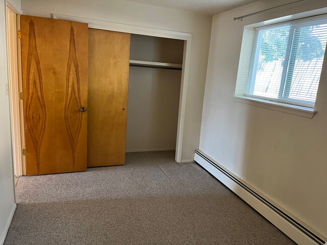 Building Photo - Downstairs Two Bedroom Apt in Bayfield