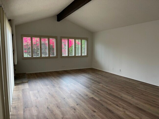 Foto del edificio - 22913 Juniper Ave