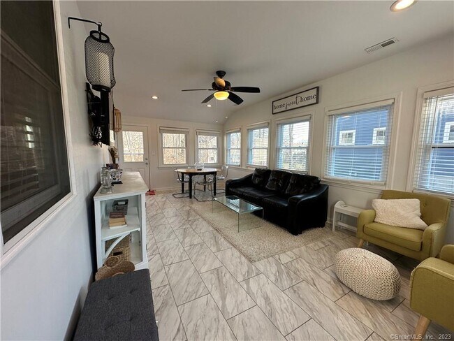 Foto del edificio - 69 Spring Glen Rd