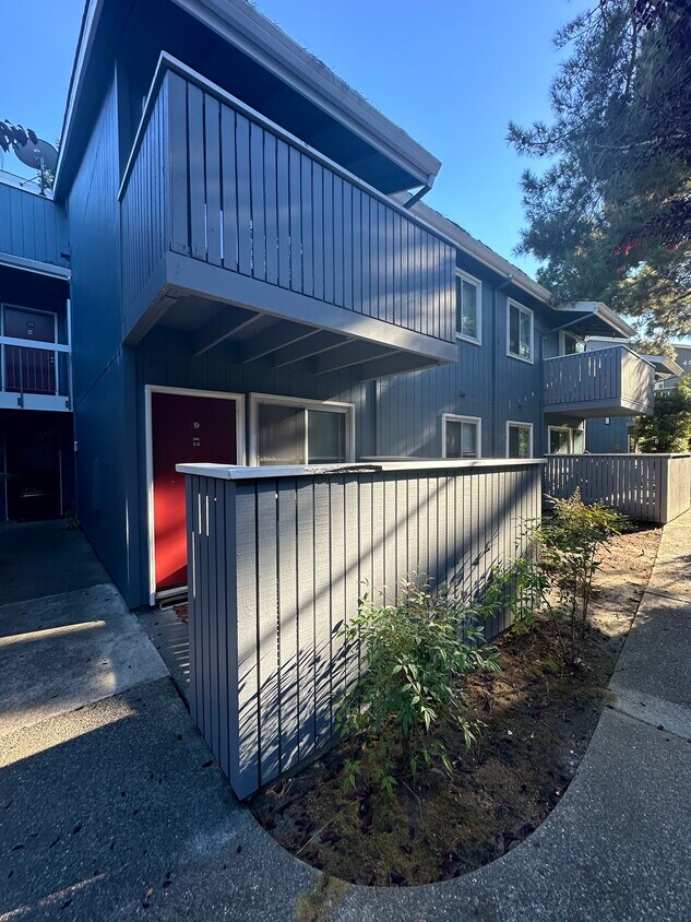 Front Entrance - 401 Piccadilly Pl