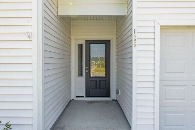 Building Photo - "Charming 3-Bed 2-Bath Residence in Telfai...