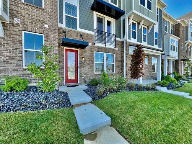 Building Photo - Stunning Executive Townhome Liberty Twp