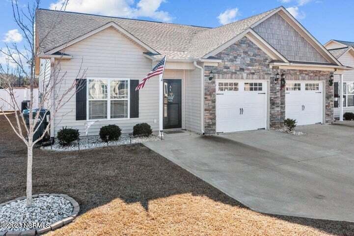 Foto principal - 2302 Sweet Bay Drive.