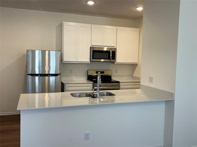 Building Photo - 300 Aaran Way