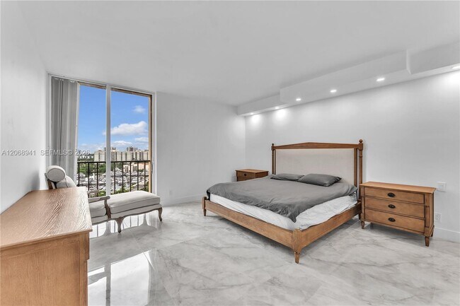 Foto del edificio - 19355 Turnberry Way