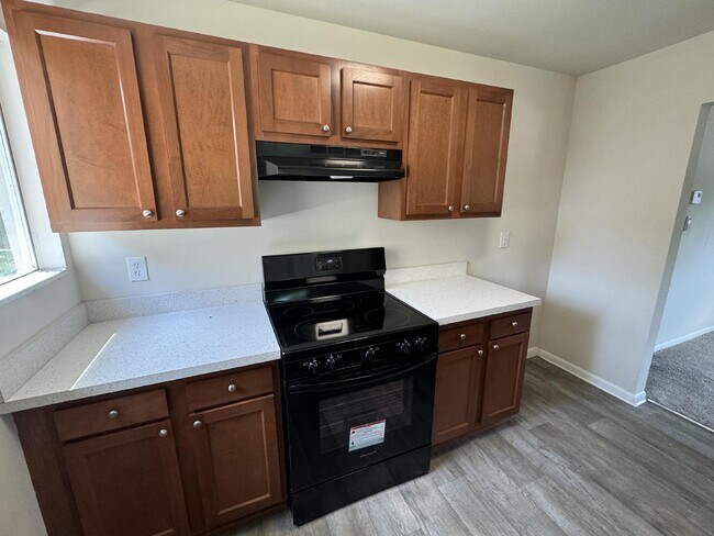 Building Photo - For Rent - Freshly renovated - 3/1