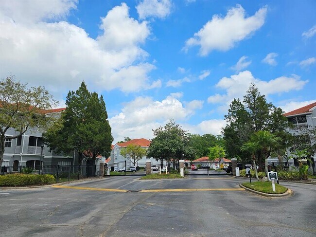 Foto del edificio - 18001 Richmond Pl Dr