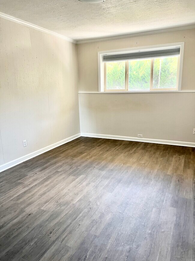 Foto del edificio - 1045 E 10th St