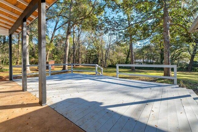 Building Photo - Chaires  Country living Home