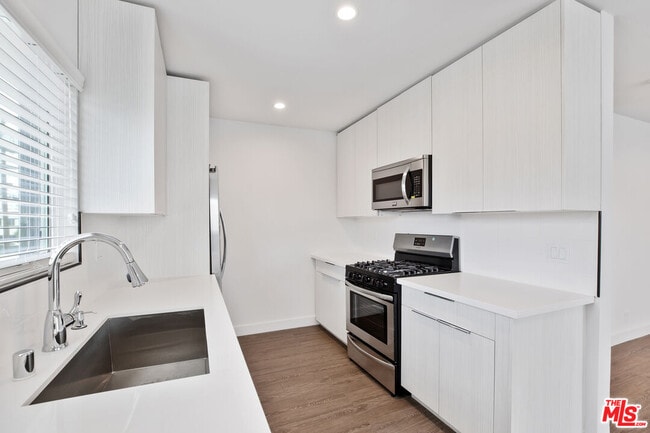 Foto del edificio - 1117 S Bronson Ave