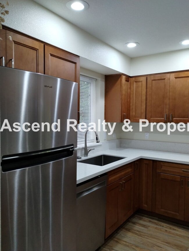 Foto del edificio - Price Reduced! Beautifully Updated 2 Level...