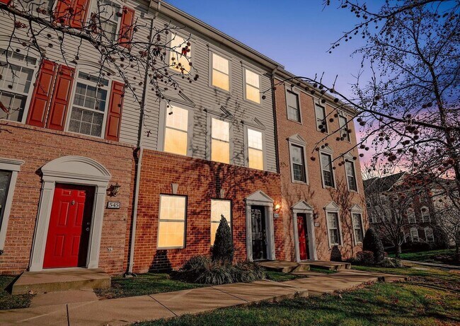 Foto del edificio - Resort-Style High View Townhome with 2-Car Garage, Private Office & Walkable Hunt Valley Location