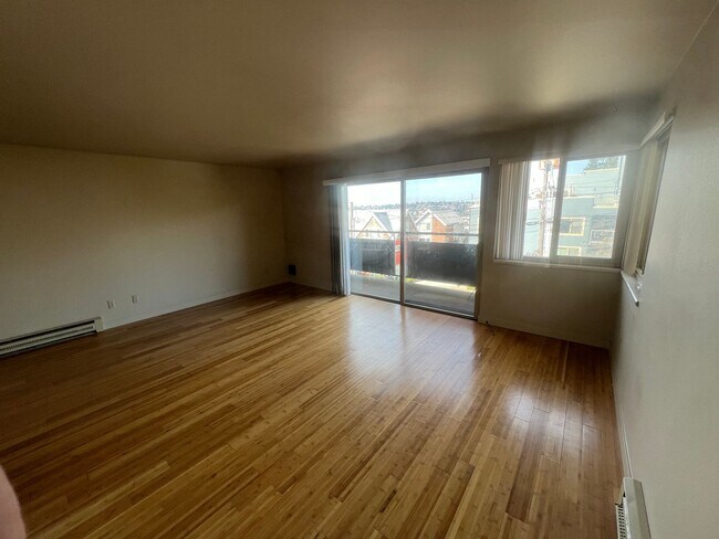 Foto del edificio - Spacious Fremont 2BR/1BA, split level with private balcony, recently remodeled kitchen!