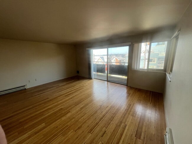 Building Photo - Spacious Fremont 2BR/1BA, split level with private balcony, recently remodeled kitchen!