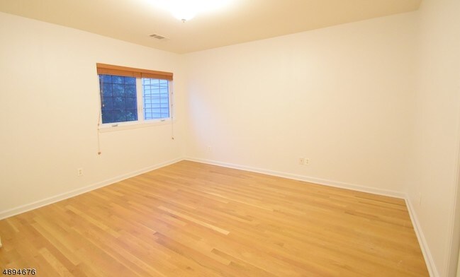 Building Photo - 15 Silver Leaf Ct