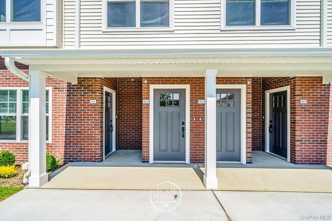 Building Photo - 725 Eastview Dr