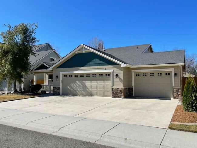 Foto del edificio - Beautiful 2 bed 2 bath home in the Woodbridge Subdivision.