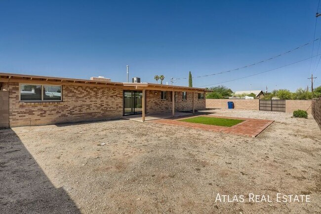 Foto del edificio - 8835 E Bluefield St