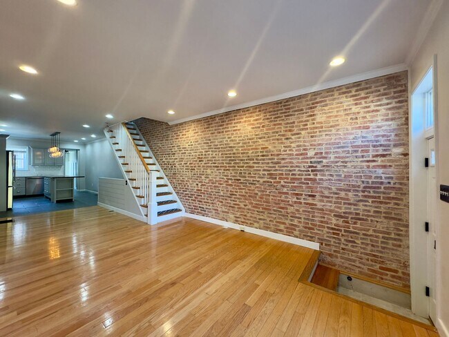 Building Photo - Charming 2 Bedroom/2.5 Bathroom Townhome w...