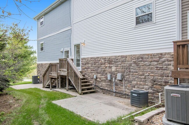 Building Photo - Clean Northwest 2 bed 2 Bath 2 Car Garage ...