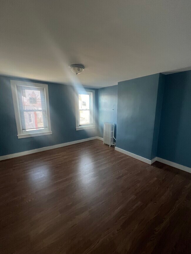 Building Photo - 2033 Division St