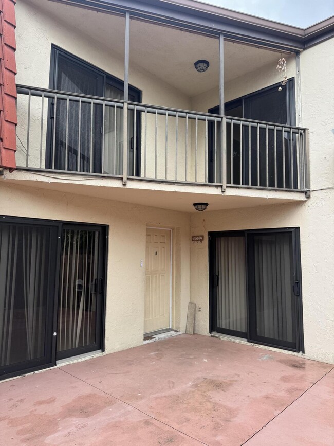 Building Photo - 3833 Victoria Dr