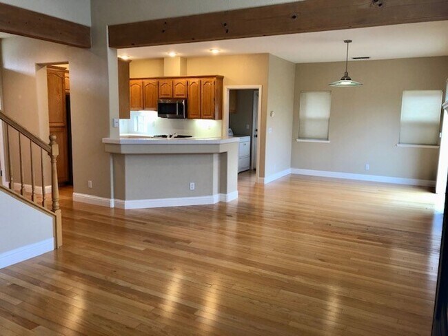Foto del edificio - Gorgeous 2-Story 3 Bedroom, 2.5 Bath Home with 2 Car Garage Located in Folsom is Available NOW!