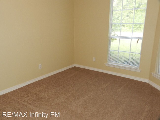 Foto del edificio - 5609 Forest Hills Ln