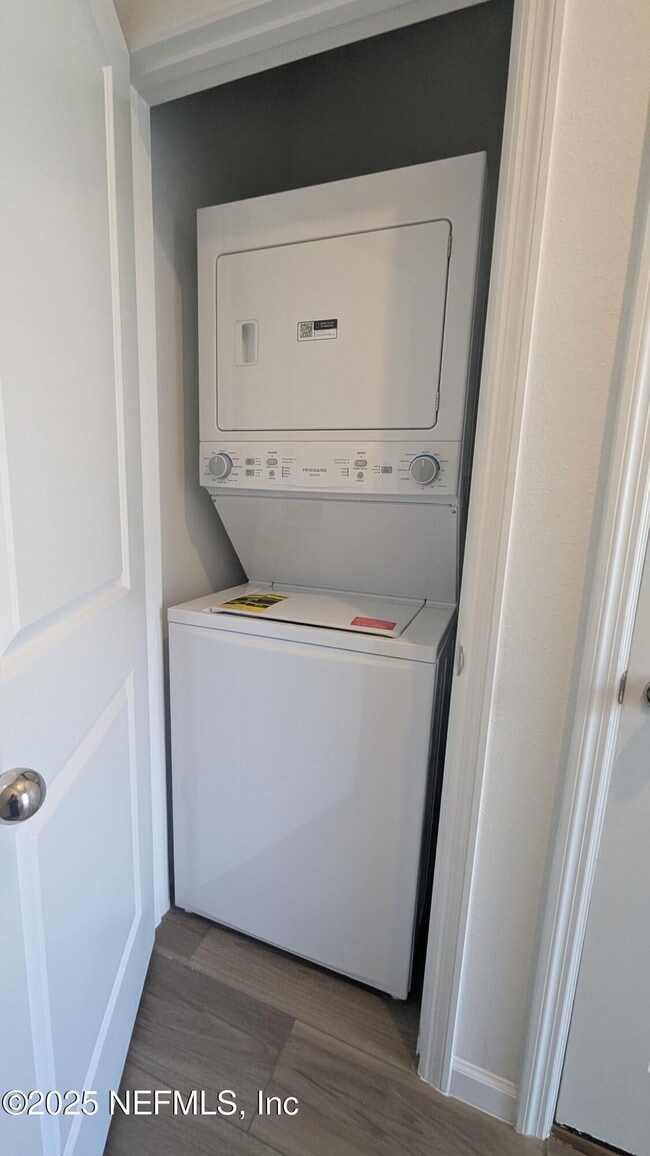 Building Photo - 550 Holly Lks Dr