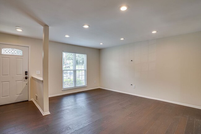 Foto del edificio - Lovely 3 Level Townhome