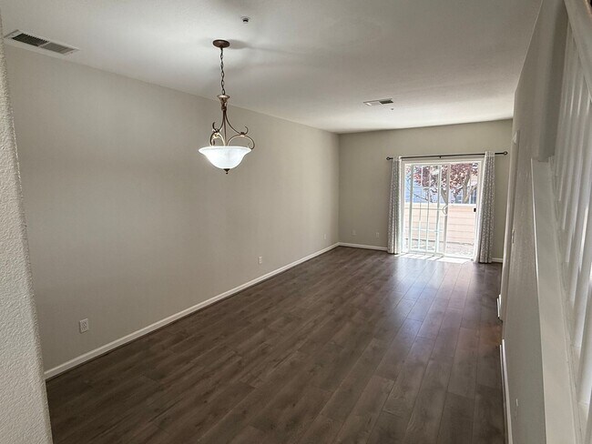 Foto del edificio - 2-Bedroom Martinez Townhome Near The Village Oaks Shopping Plaza