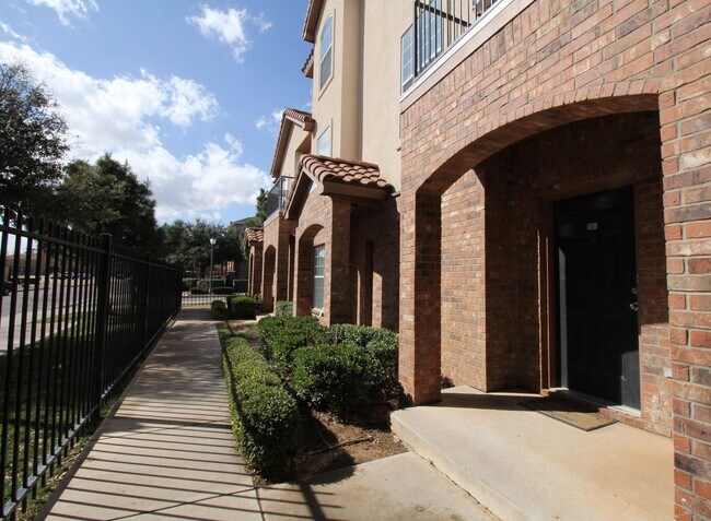 Foto del edificio - Condo WALKING DISTANCE TO TECH! Pre-leasing for August 1st!