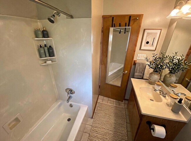 Building Photo - Stunning Three Bedroom House W/ Two Car Garage & Backyard!!