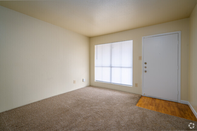 1BR, 1BA - 578SF - Inwood Grove