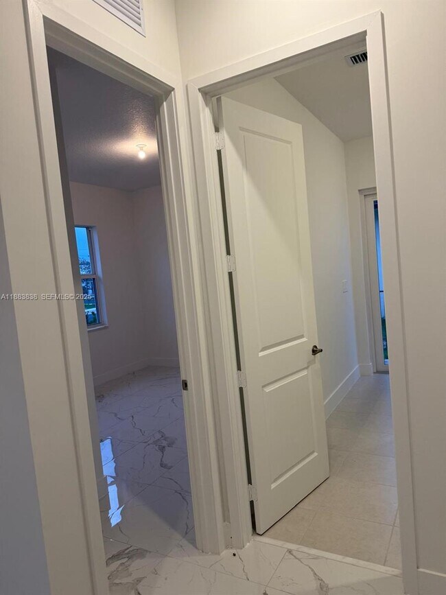 Foto del edificio - 12303 SW 44th St