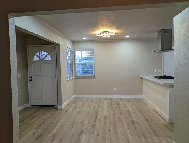 Foto del edificio - Nice 3 bedroom 2 bathroom Clovis home with...