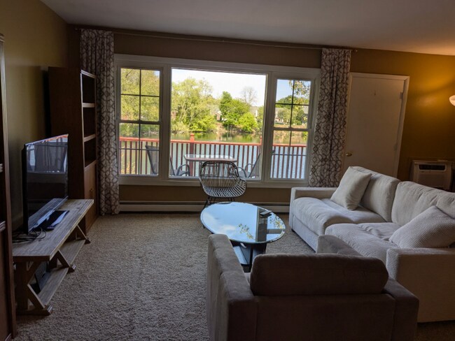 Foto del edificio - 608 Laurel Lake Rd