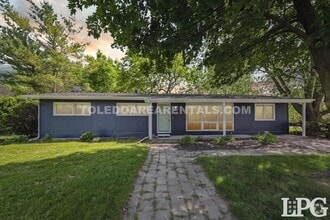 Building Photo - 804 Village Trail