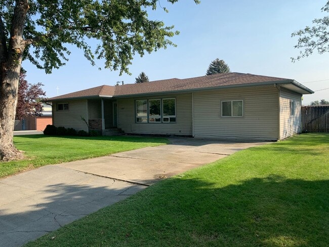 Foto del edificio - Four Bedroom, Two and Half Bath with a Large Yard to enjoy!!