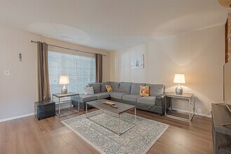 Building Photo - 2201 Fountain View Dr