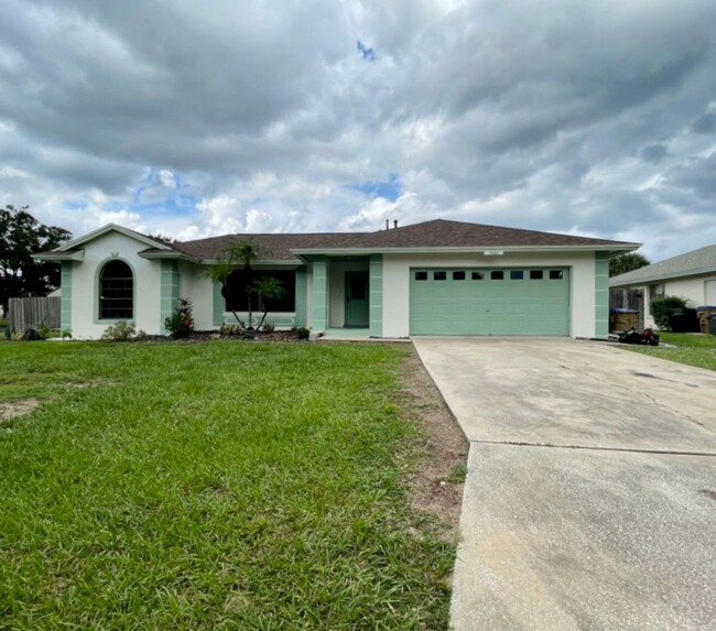 Building Photo - Beautiful 4 bedroom 3 bathroom Pool Home