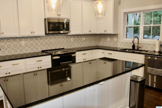 Foto del edificio - 1736 McCullough Ave NE