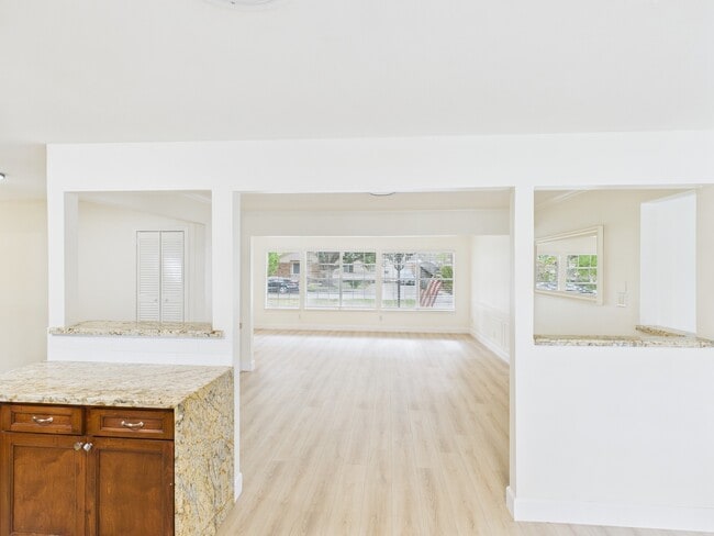 Building Photo - 9526 Meadowcroft Dr