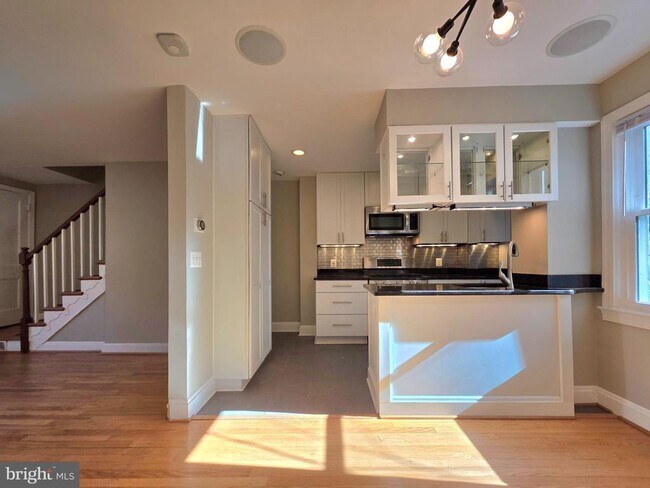 Foto del edificio - 527 E Nelson Ave