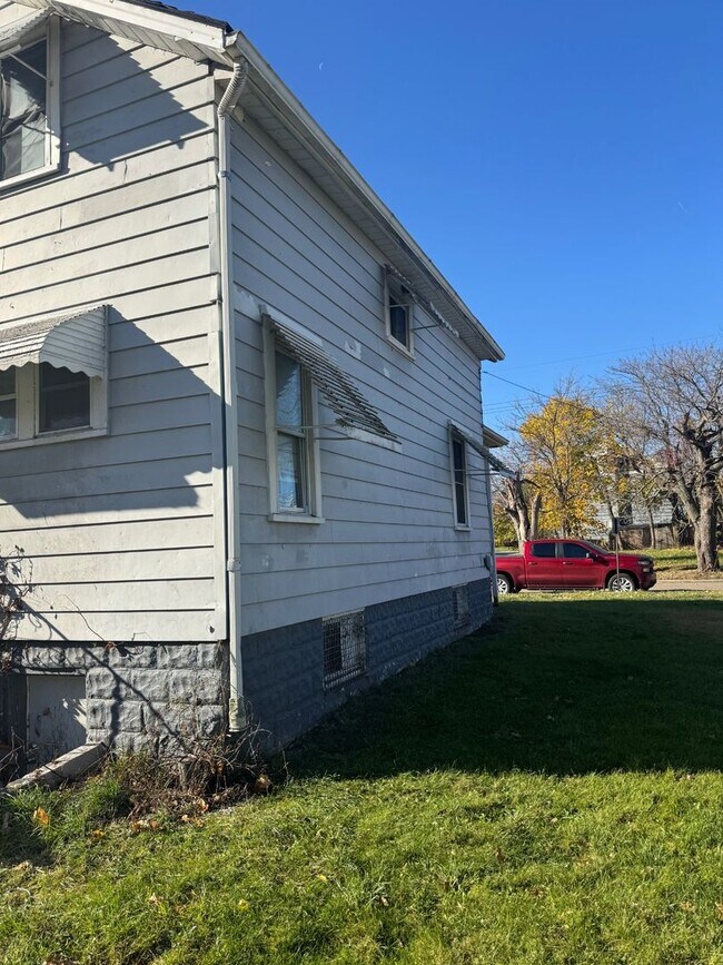 Building Photo - Charming 3-Bedroom Property in Prime Location