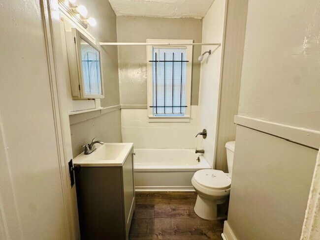 Foto del edificio - 4 Bedroom 2 bath Beautifully Updated House...