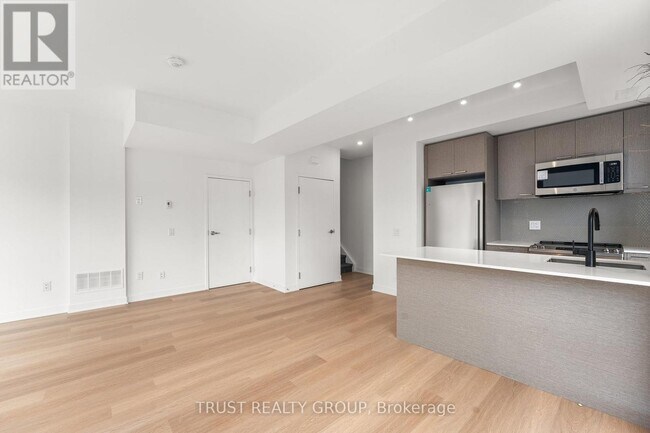 Building Photo - 10-TH10 Ed Clark Gdns