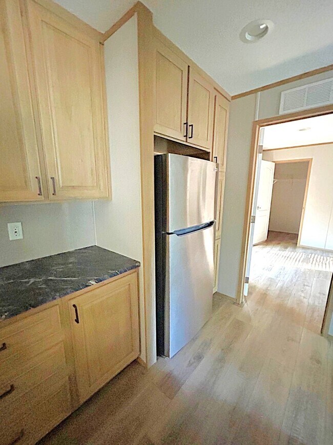Foto del edificio - 6621 W Ridge Rd