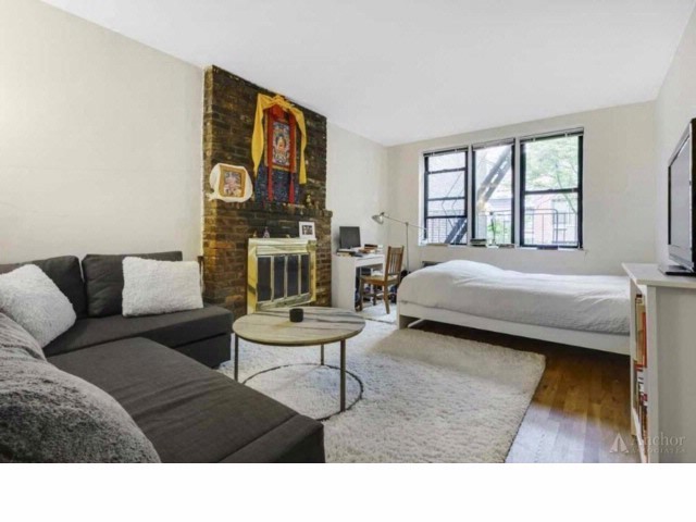 Foto principal - 219 E 25th St