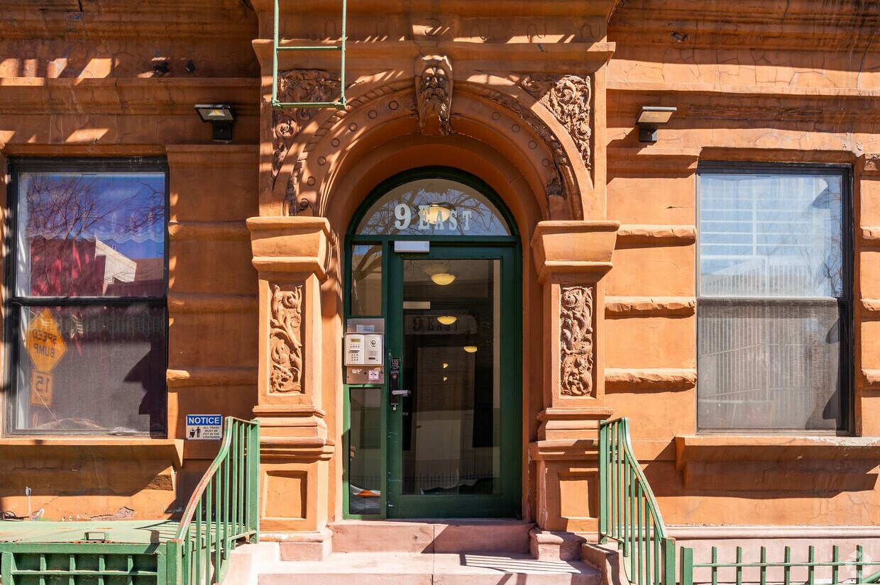 Fotografía del edificio - 9 E 131st St